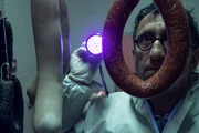 Der Leiter der KTU Jan Arnaud (Mike Zaka Sommerfeldt) untersucht den Tatort &ndash; einen bekannten Stuttgarter Landgasthof, dessen Besitzer tot aufgefunden wurde. Der Spurensicherer hat seine Arbeit aufgenommen, w&auml;hrend das gesamte SOKO Kommissaren-Team bei einer Teambuilding-Ma&szlig;nahme festsitzt.