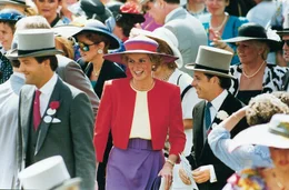 Prinzessin Diana besucht Ascot in lila und rosa M&uuml;tze und mit rosa Blazer.