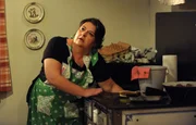 Ausgerechnet kurz vor ihrem Scheidungstermin, bleibt Moni (Christine Reimer) mit ihrem Armkettchen am Ofenrost h&auml;ngen.