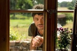 Pl&ouml;tzlich ist Daniel (Carlo Ljubek) da - und klopft bei Katja ans Fenster.