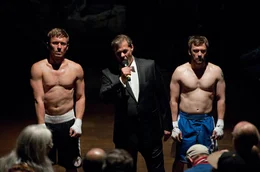 Auf Leben und Tod: Marian (Sven Martinek, M.) k&uuml;ndigt den Kampf zwischen Piet Wellbrook (Peter Fieseler, l.) und Diego (Daniel Wiemer, r.) an.