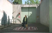 Bianca (Tanja Wedhorn) wird aus dem Gefängnis entlassen. Bianca (Tanja Wedhorn) wird aus dem Gefängnis entlassen.