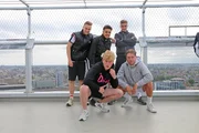 Alex, Ruben, Mark, Luke und Jeppe beim Sightseeing in Amsterdam. In luftiger Höhe genießen sie einen einzigartigen Ausblick auf die niederländische Hauptstadt. Alex, Ruben, Mark, Luke und Jeppe beim Sightseeing in Amsterdam. In luftiger Höhe genießen sie einen einzigartigen Ausblick auf die niederländische Hauptstadt.