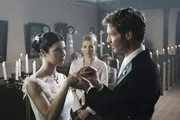 Tapfer spielt Bianca (Tanja Wedhorn, mi.) ihre Rolle als Trauzeugin, w&auml;hrend Oliver (Patrik Fichte) Judith (Elisabeth Sutterl&uuml;ty) das Ja-Wort gibt.
