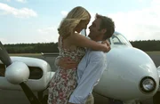 Oliver (Patrik Fichte, r.) &uuml;berrascht Bianca (Tanja Wedhorn, l.) mit einem Flug in seinem Privatflugzeug.