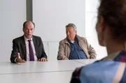 Markus Gellert (Herbert Knaup, l.) und Horst Sadner (Hansjürgen Hürrig, r.) bieten dem Homöopathie-Konzern die Stirn. Markus Gellert (Herbert Knaup, l.) und Horst Sadner (Hansjürgen Hürrig, r.) bieten dem Homöopathie-Konzern die Stirn.