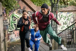 Auch Bowler m&uuml;ssen fit sein! Karo (Bettina Lamprecht, l.), Djamal (Mido Kotaini, r.) und Axel (Tristan Seith, 2.v.l.) trainieren hart.