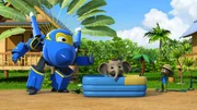 Nayan und Jerome bauen das Elefantenbabybad auf.