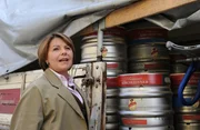 Aus Personalmangel versucht sich Rosi (Brigitte Walbrun) selbst als Bierfahrerin.