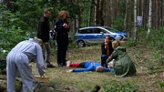 Ein Mountainbiker findet morgens den ehemaligen Skirennstar Toni Leitner (Christoph von Friedl, 3.v.r.). Laut Dr. Helene Sturbeck (Katharina Blaschke, r.) wurde er erschlagen. Karoline Joost (Nike Fuhrmann, 2.v.r.) und Lars Pöhlmann (Dominic Boeer, 2.v.l.) erfahren außerdem von Paula Moorkamp (Stella Hinrichs, 3.v.l.), dass er an dem Bau einer geplanten Skihalle bei Wismar beteiligt gewesen sein soll. Roswitha Prinzler (Silke Matthias, l.) findet am Tatort ein Protestschreiben. Ein Mountainbiker findet morgens den ehemaligen Skirennstar Toni Leitner (Christoph von Friedl, 3.v.r.). Laut Dr. Helene Sturbeck (Katharina Blaschke, r.) wurde er erschlagen. Karoline Joost (Nike Fuhrmann, 2.v.r.) und Lars Pöhlmann (Dominic Boeer, 2.v.l.) erfahren außerdem von Paula Moorkamp (Stella Hinrichs, 3.v.l.), dass er an dem Bau einer geplanten Skihalle bei Wismar beteiligt gewesen sein soll. Roswitha Prinzler (Silke Matthias, l.) findet am Tatort ein Protestschreiben.