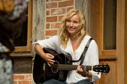 Katja (Nadja Uhl) singt ein Abschiedslied f&uuml;r ihre Tochter Leonie.