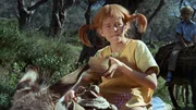 Pippi Langstrumpf (Inger Nilsson) hat sich mit Tommy (Pär Sundberg) und Annika (Maria Persson) auf die Reise gemacht, um ihren Vater aus der Gewalt der Seeräuber zu befreien. Pippi Langstrumpf (Inger Nilsson) hat sich mit Tommy (Pär Sundberg) und Annika (Maria Persson) auf die Reise gemacht, um ihren Vater aus der Gewalt der Seeräuber zu befreien.