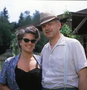 Traudl Grandauer (Christine Neubauer) und Karl Grandauer (Jörg Hube). Traudl Grandauer (Christine Neubauer) und Karl Grandauer (Jörg Hube).