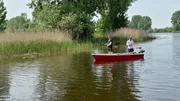 Angler Jannis Thies-Studt mit Freund Paul Tolzmann beim Angeln im Eiderbogen. Angler Jannis Thies-Studt mit Freund Paul Tolzmann beim Angeln im Eiderbogen.