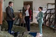 Die Kommissare Thomas Schmidt (Moritz von Zeddelmann, l.) und Laura Schmidt (Marija Kovco, M.) erfahren von Rechtsmedizinerin Atay (Sevda Polat, r.), dass die Tatwaffe bereits am Tatort gefunden wurde. Die Kommissare Thomas Schmidt (Moritz von Zeddelmann, l.) und Laura Schmidt (Marija Kovco, M.) erfahren von Rechtsmedizinerin Atay (Sevda Polat, r.), dass die Tatwaffe bereits am Tatort gefunden wurde.