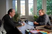Markus Gellert (Herbert Knaup, l.) befragt den Heilpraktiker Henning Bohland (Jörg Bundschuh, r.). Markus Gellert (Herbert Knaup, l.) befragt den Heilpraktiker Henning Bohland (Jörg Bundschuh, r.).