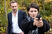 Im Zuge der Ermittlungen um seine ermordete Ehefrau wird auch Volker Laucher (Mike Hoffmann) beinahe Opfer eines Mordanschlages. SOKO-Kommissarin Nele Becker (Nina Siewert) stellt sich schützend vor ihn. Im Zuge der Ermittlungen um seine ermordete Ehefrau wird auch Volker Laucher (Mike Hoffmann) beinahe Opfer eines Mordanschlages. SOKO-Kommissarin Nele Becker (Nina Siewert) stellt sich schützend vor ihn.