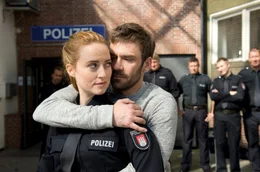 Nina Sieveking (Wanda Perdelwitz, l.) hat sich in Diego (Daniel Wiemer, r.), den Kampfsporttrainer der Polizei verliebt.