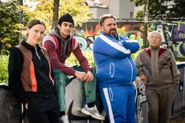 Karo (Bettina Lamprecht, l.), Djamal (Mido Kotaini, 2.v.l.), Axel (Tristan Seith, 2.v.r.) und Freddy (Hans-Joachim Heist, r. ) wollen beim Big Battle Bowl abr&auml;umen und sich das Preisgeld sichern!