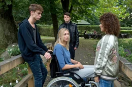 Harry M&ouml;ller (Maria Ketikidou, r.) und Daniel Schirmer (Sven Fricke, im HG) sind sichtlich getroffen: Jenni (Andrea Gerhard, M.) die Mutter des jugendlichen Straft&auml;ters Gabriel (Oskar Belton, l.), ist schwerbehindert.