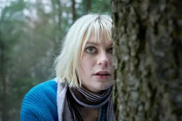 Edda (Alli Neumann) versteckt sich hinter einem Baum.