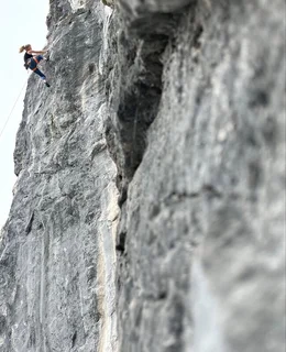 Die angehende Bergf&uuml;hrerin Esther Braun beim Klettertraining in der Berchtesgadener Bischofswand.