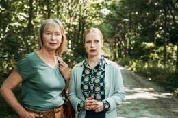 Andrea Mendt (Lene Dax, rechts) hofft, dass die Betreuung durch Psychologin Martina Puttkammer (Therese H&auml;mer) und die Gespr&auml;chsgruppe ihrem Mann helfen k&ouml;nnen.