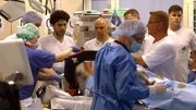 In der Notaufnahme des Unfallkrankenhauses Berlin-Marzahn k&auml;mpft das Team um Oberarzt Dr. Hans-Joachim Janssen um das Leben eines Patienten.