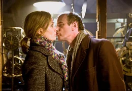 Rudolf (Johannes Herrschmann) und Karina (Katja Weitzenb&ouml;ck) verlieben sich wider Willen ineinander.