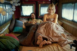 Sam (Kostja Ullmann, l.) und Edda (Alli Neumann, r.) am Morgen nach ihrer Liebesnacht im Bett von Sams Wohnmobil.