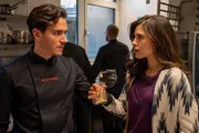 Ist dieses Blattgold mit dem aus der Wunde der Leiche identisch? Kriminalkommissarin Lea Gomez (Jasmin Gassmann) befragt dort den Koch Noah Brock (Fran&ccedil;ois Goeske).