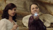 Rita (Kerith Atkinson, li.) übt mit Nixie (Ivy Latimer, re.) den Gebrauch des Mondrings. Rita (Kerith Atkinson, li.) übt mit Nixie (Ivy Latimer, re.) den Gebrauch des Mondrings.