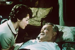 Der Pfarrer (Friedrich Domin) wendet sich an Petra (Marianne Koch) und t&auml;uscht einen Herzinfarkt vor. Weiteres Bildmaterial finden Sie unter www.br-foto.de.
