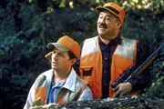 Um den schwer reichen Wähler Peter Noland (Barry Corbin, r.) zu überreden, Geld zu spenden, muss Mike (Michael J.Fox, l.) zunächst einmal an einem Jagdausflug teilnehmen. Um den schwer reichen Wähler Peter Noland (Barry Corbin, r.) zu überreden, Geld zu spenden, muss Mike (Michael J.Fox, l.) zunächst einmal an einem Jagdausflug teilnehmen.