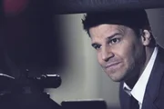 Booth (David Boreanaz) nutzt seine militärische Ausbildung, um seinen Ex-Kollegen, den Scharfschützen Jacob Broadsky, dingfest zu machen. Booth (David Boreanaz) nutzt seine militärische Ausbildung, um seinen Ex-Kollegen, den Scharfschützen Jacob Broadsky, dingfest zu machen.