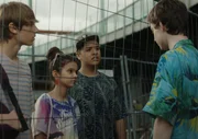 Aaron wird von seinen Freunden beim Urlaubs-Fake erwischt. (v.l.n.r.: Alex (Paul Bohse), Berfin (Artemis Kostopoulou), Tim (Marc Aurelius Lansen), Aaron (Philip M&uuml;ller))