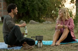 Katja (Nadja Uhl) und Daniel (Carlo Ljubek) machen ein Picknick.