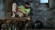 Pippi Langstrumpfs "armer Papa" (Beppe Wolgers) ist von Seeräubern gefangen genommen worden und muss nun bei Wasser und Brot darben, bis er das Geheimnis des vergrabenen Schatzes preisgibt. Pippi Langstrumpfs "armer Papa" (Beppe Wolgers) ist von Seeräubern gefangen genommen worden und muss nun bei Wasser und Brot darben, bis er das Geheimnis des vergrabenen Schatzes preisgibt.