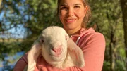 Das Schwein nutzt seinen R&uuml;ssel nicht nur zum Riechen. Zum W&uuml;hlen, Graben, Tasten und Kontakt mit Artgenossen aufnehmen dient er auch.; Ein Lamm hat Anschluss an die Herde verloren. Anna macht sich auf die Suche nach der Mutter.