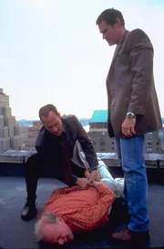 Detective John Hawkins (David Keith, r.) und sein alter Partner Detective Elliot Stabler (Christopher Meloni, l.) verhaften den mutmaßlichen Vergewaltiger und Serienkiller Arthur Blessard (Ken Marks). Detective John Hawkins (David Keith, r.) und sein alter Partner Detective Elliot Stabler (Christopher Meloni, l.) verhaften den mutmaßlichen Vergewaltiger und Serienkiller Arthur Blessard (Ken Marks).