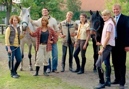 00 Uhr im Ersten. Gl&uuml;ckliches Treffen auf dem Reiterhof vor dem Brand im Stall: v.r.n.l. Jennifer (Jana Fl&ouml;totto) mit ihrem Vater (Neithardt Riedel), Alina (Marett Katalin-Klahn mit ihrem Schwarm Patrick (Tim-Kristopher Hausmann), Tier&auml;rztin Stefanie (Jeannine Burch) mit Ludger (Matthias Bullach) und Patricks Schwester Nicole (Katrin Oesteroth)