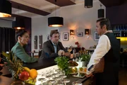 Rechtsmedizinerin Atay (Sevda Polat, l.) und Kommissar Schmidt (Moritz von Zeddelmann, M.) spekulieren bei Jo (Christian K. Schaeffer, r.) im "Times Square" über den Damenbesuch im Haus des Opfers in der Tatnacht. Rechtsmedizinerin Atay (Sevda Polat, l.) und Kommissar Schmidt (Moritz von Zeddelmann, M.) spekulieren bei Jo (Christian K. Schaeffer, r.) im "Times Square" über den Damenbesuch im Haus des Opfers in der Tatnacht.