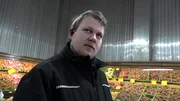 S13E70: Jean geht in seinem neuen Supermarkt-Job voll auf. S13E70: Jean geht in seinem neuen Supermarkt-Job voll auf.