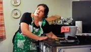 DAHOAM IS DAHOAM, Folge 1436, 'Klappe zu, Monika steckt'. Ausgerechnet kurz vor ihrem Scheidungstermin, bleibt Moni (Christine Reimer) mit ihrem Armkettchen am Ofenrost h&auml;ngen.