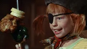 Pippi (Inger Nilsson) hat sich selbst als Seer&auml;uber kost&uuml;miert und zeigt ihren Freunden, wie sich ein "hungriger Pirat" auff&uuml;hrt.