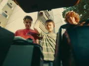 Der Kofferraum birgt alles, was Peppi (Nico Marischka, M.), PD (Jonathan Kriener, l.) und Gollum (Arsseni Bultmann, r.) für eine legendäre Lan-Party brauchen! Der Kofferraum birgt alles, was Peppi (Nico Marischka, M.), PD (Jonathan Kriener, l.) und Gollum (Arsseni Bultmann, r.) für eine legendäre Lan-Party brauchen!