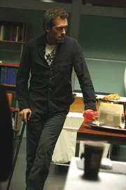 Macht sich Sorgen, dass sein Vicodin-Vorrat endgültig zur Neige geht: Dr. Gregory House (Hugh Laurie) Macht sich Sorgen, dass sein Vicodin-Vorrat endgültig zur Neige geht: Dr. Gregory House (Hugh Laurie)