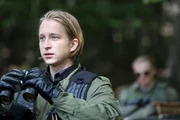 Gemeinsam mit seinem Bruder Nicky (Daniel Roesner, unscharf im Hintergrund) beobachtet Tom Baal (Tim Morten Uhlenbrock) das Versteck der Obdachlosen im Wald. Gemeinsam mit seinem Bruder Nicky (Daniel Roesner, unscharf im Hintergrund) beobachtet Tom Baal (Tim Morten Uhlenbrock) das Versteck der Obdachlosen im Wald.