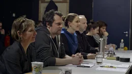 Eine Pr&uuml;fkommission der Schauspielschule schaut den Bewerbern zu: Nora Somaini, Titus Georgi, Carolin Eichhorn, Onno Grohmann und Ayana Goldstein.