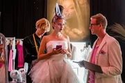 Letzte Handgriffe am Outfit des Models Marie (Thekla Hartmann, M.) durch Designer Michael Pohl (Jakob Diehl, r.) und seinem Assistenten Chris (Paul Boche, l.) vor einer wichtigen Show, wobei Marie nerv&ouml;s die Nachrichten auf ihrem Handy checkt.